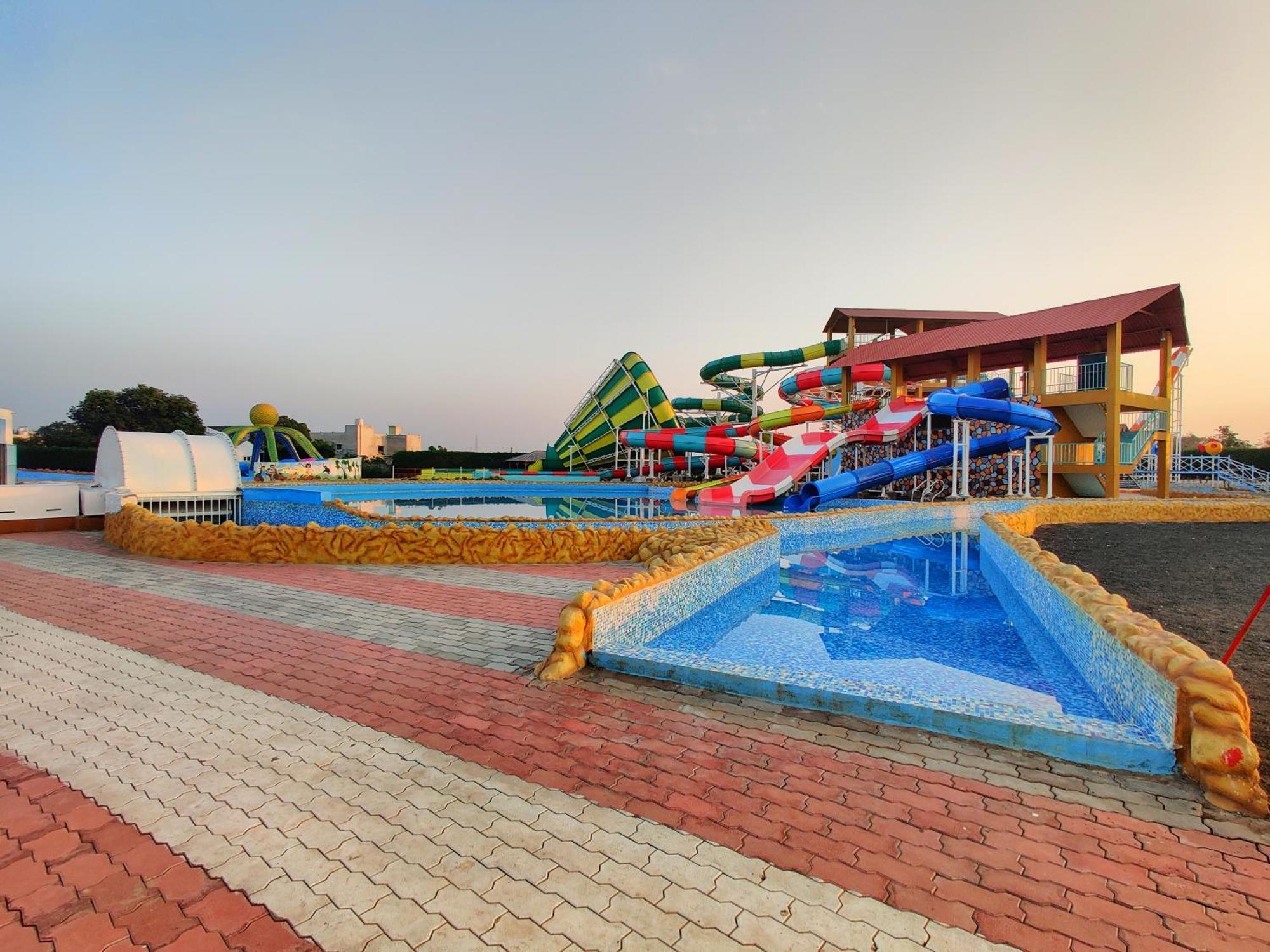 Wet N Wild Water Park & Resort Mendarda ภายนอก รูปภาพ